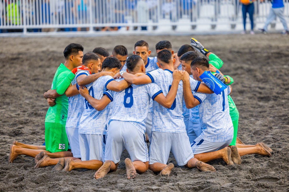 PresidenciaSV's tweet photo. 📌 Objetivo de hoy: ¡GANAR EL ORO 🥇 EN FÚTBOL PLAYA!

¡Vamos, @SelectaPlayera! Todo El Salvador está con ustedes. 👊🇸🇻

#EsMomentoDeTrascender https://t.co/9TVTqxrLsU
