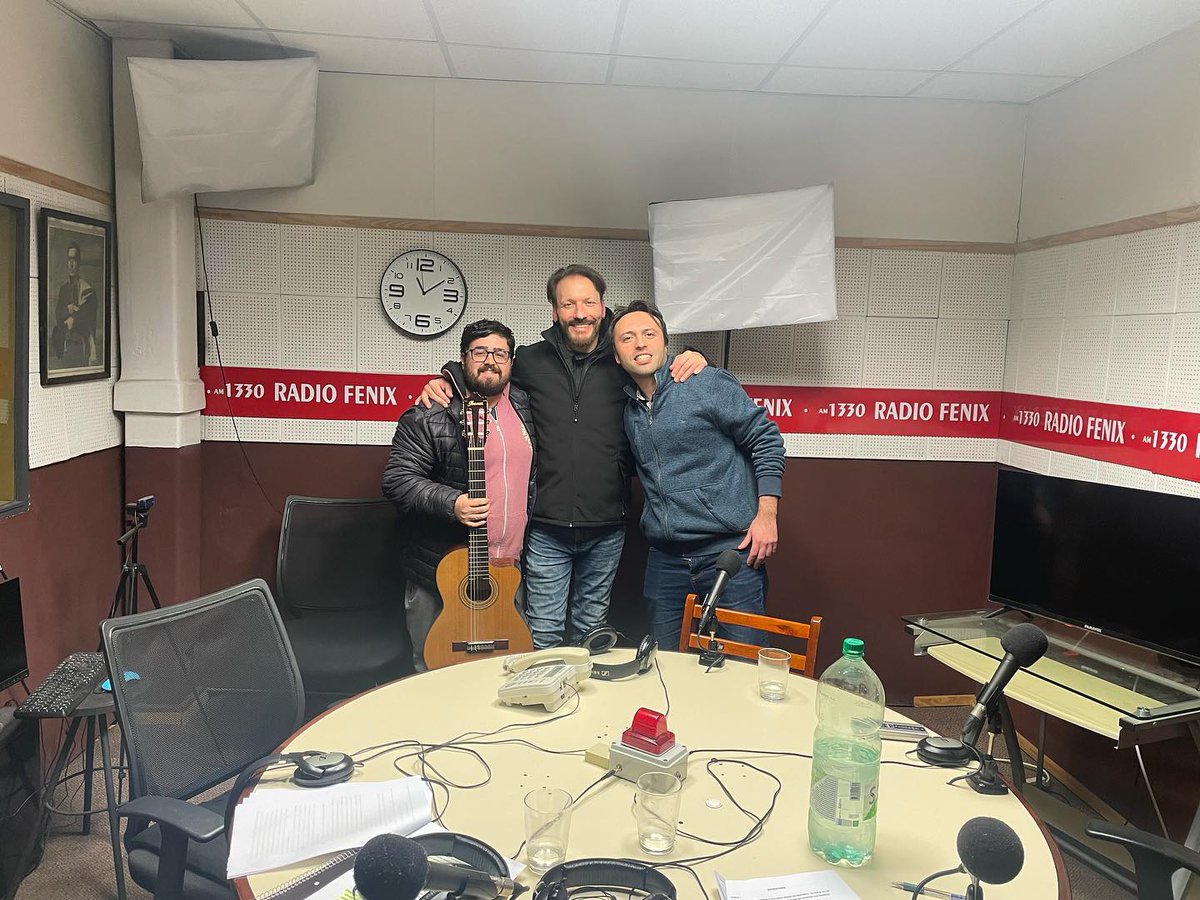 Anoche coincidimos con <a href="/jorgenasser/">Jorge Nasser</a>  en el programa que conduce Eduardo , un amigo en <a href="/RADIOFENIX9/">RADIO FENIX</a> 

Fue una linda experiencia escuchar a Jorge , compartiendo emociones , pensamientos y su música en vivo.

Los jueves 22 horas va "Motor Psico", 1330 am
