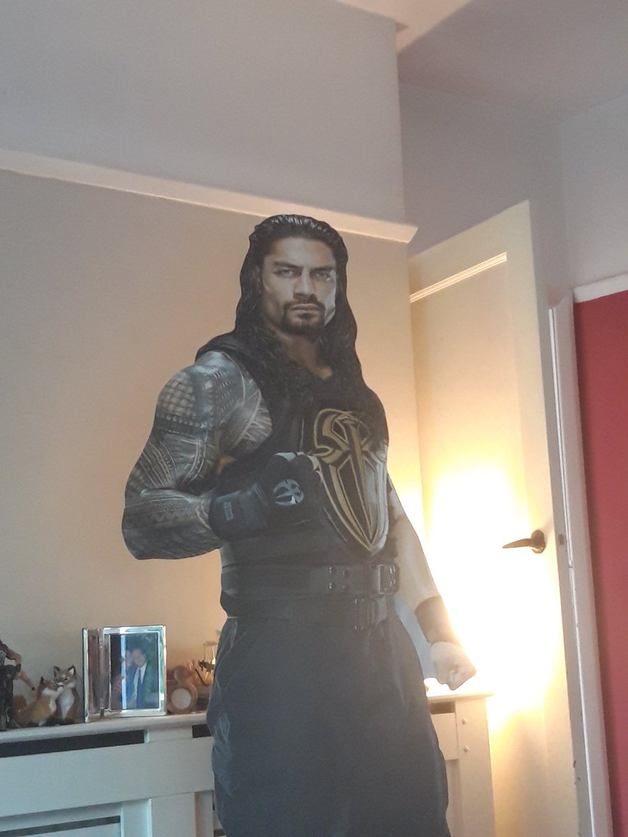 Went to visit the King of Mario Kart* and the new face of e-sports @nottscolin but no-one warned me ROMAN REIGNS WOULD BE HERE
*Nottingham https://t.co/oHHNqQesMz