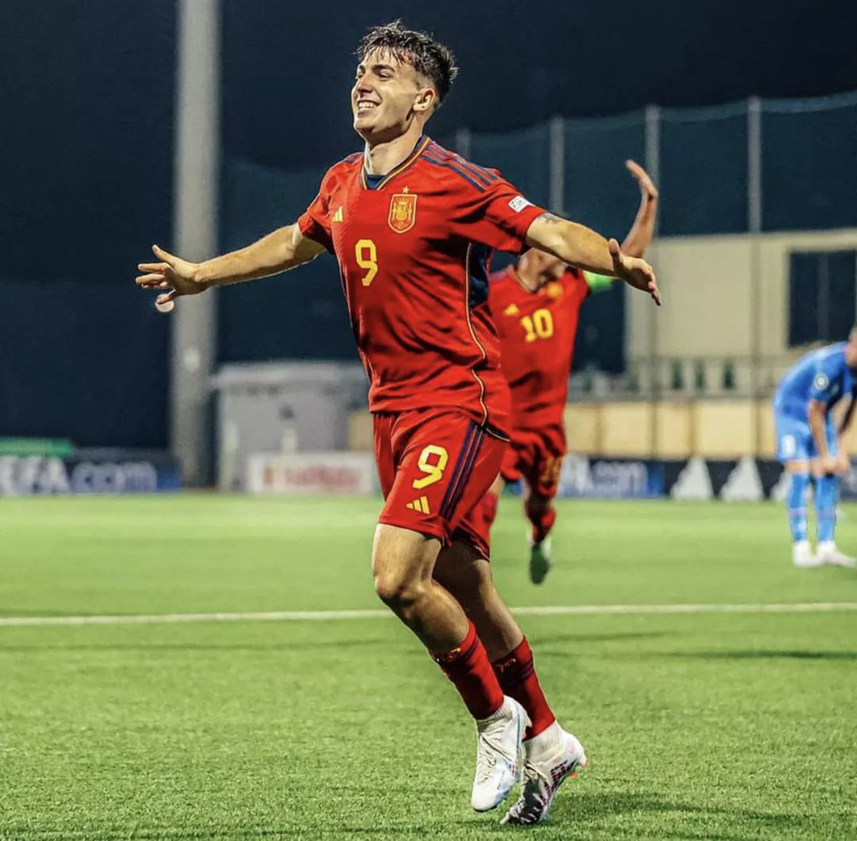 fbwonderkids's tweet photo. New @ClubBrugge signing 🇪🇸 Víctor Barberá (18) in his 1st 2 U19 Euro games:

☑️ 2 starts
⏰ 162 minutes
⚽️ 3 goals
🅰️ 1 assist
🚀 9 shots
🔀 3 dribbles completed
💯 2 wins
🥇 U19 Euro Golden Boot leader so far

Another Barça product joining Ferrán Jutgla in Brugges. 💥 https://t.co/RC1QTkpKTG