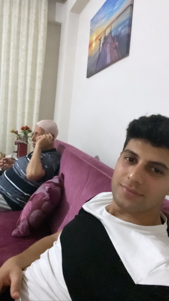 Dedem modaya ayak uydurup açık tonlu pembe takkesini eksik etmiyor