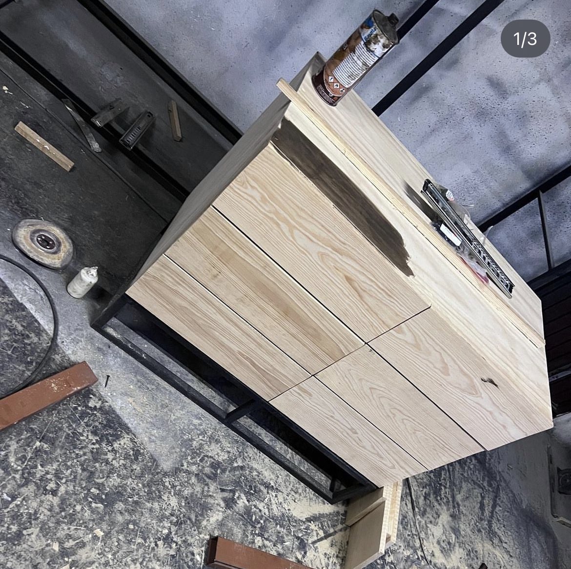 FenderAcher's tweet photo. Negocio del día:

Busca una carpintería y dile al dueño cuál sería el costo por un mueble en particular, incluso puedes diseñarlo tu, realmente puede llegar a ser muy barato y en diseños minimalistas puedes ganar mucho.

Les comparto uno de los muebles que hoy en día fabricamos en masa, y comenzó siendo un pasa tiempo.

Costo de materiales aprox 1700 pesos 
Y mano de obra 1,000 pesos 

Actualmente cada uno lo vendemos en 17mil pesos 

Recuerden que no todo sale a la primera, el primer carpintero me quedo mal, lo diseño feo, áspero, ni siquiera lo lijo bien, así que me ofrecí a ayudarle y aprender además de que vi infinidad de videos en YouTube para aprender sobre madera, después de 3 semanas de buscar a varios carpinteros

Ya sabía masomenos del tema y podía pedir exactamente lo que quería y exigir lo que sabía que se debía hacer, esto hizo que después de perfeccionarlo hiciera lo que se hacer más y es venderlo.

Bajando cada vez más el costo de producción por comenzar a comprar los costos a mayoreo y negociar la mano de obra a 1,000 por pieza, cuando ya pedíamos aprox 1-2 por día.

Todos ganamos.

https://t.co/1hqB3ajKJD

Aprende de ventas y proveedores en este link