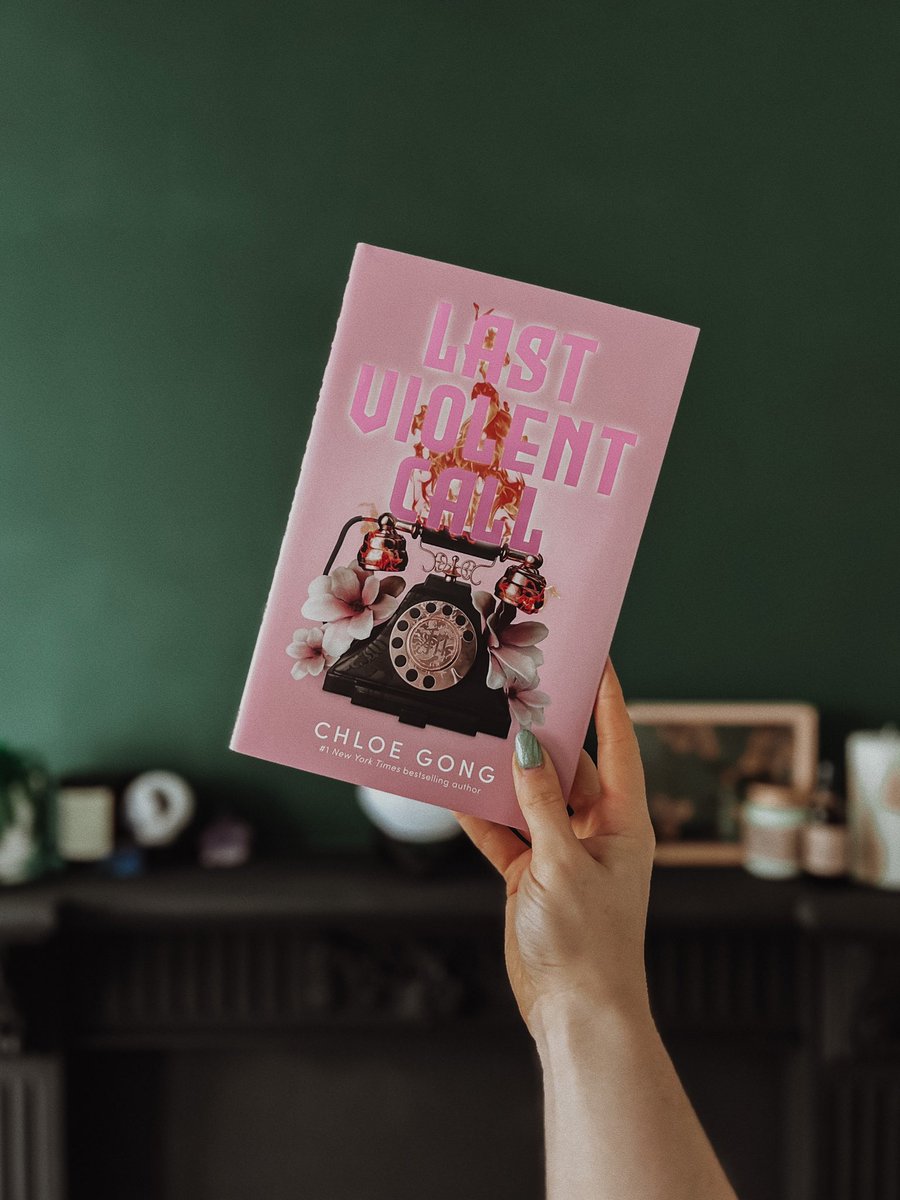Let’s start the weekend with some stunning book mail! ✉️✨
⠀⠀⠀⠀⠀⠀⠀⠀⠀
This morning my gorgeous @fairyloot edition of Last Violent Call arrived and I’m so obsessed with it!
The pink, the end pages, the foiling? Absolutely divine!
•
instagram.com/p/CuZ-yDcqfsJ/