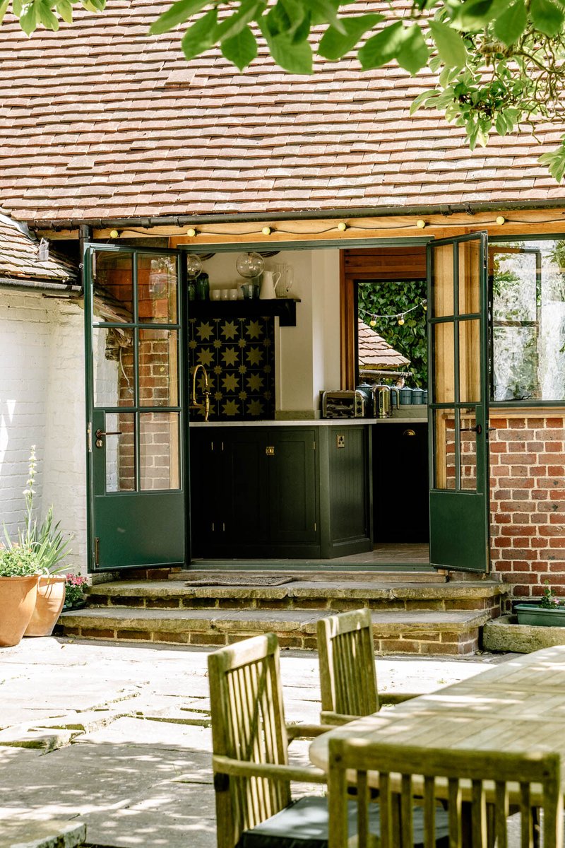 Tucked away in the English village of Ditchling is a rather special cottage. Many historians believe that it once belonged to Anne of Cleves, the fourth wife of King Henry VIII...and inside is a deVOL kitchen! Thank you Inigo and @adam_firman_ for the beautiful pictures