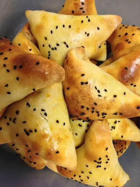 ChowSupport's tweet photo. This is Bichak, a delicious North African delight! With its flaky crust and flavorful fillings, it's the perfect treat to satisfy your snack cravings. 

Indulge in the taste of Bichak and experience the culinary delights of North Africa. 

#Bichak #NorthAfricanCuisine #Savory https://t.co/15BiMay8ud