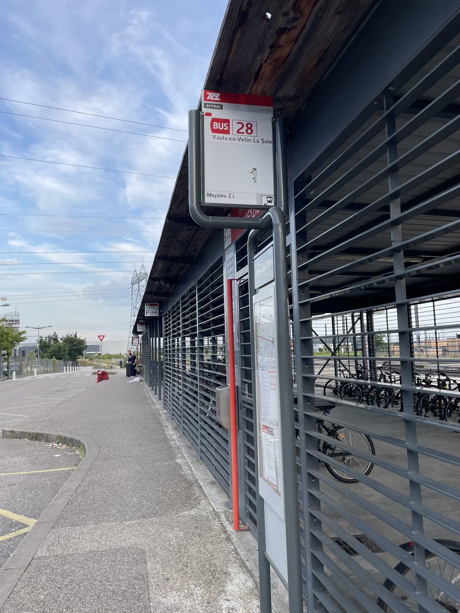 fbergame69's tweet photo. #tcl @TCL_SYTRAL Résultat du brainstorming des usagers de l Est Lyonnais… prévoir des bancs à Zi Meyzieu aussi ! Plus sympa qd on attend 30 mn le 28 pour rentrer sur #Genas https://t.co/5iOzFZEruO