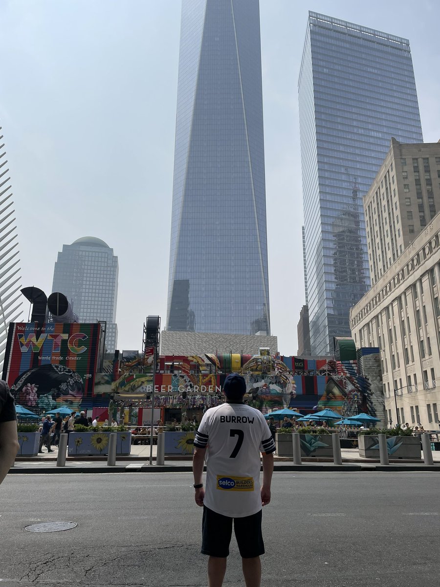 68Fozzy's tweet photo. @Rob7Burrow Spreading awareness in NYC 🇺🇸 in front of the World Trade Centre in my MND England top 🏴󠁧󠁢󠁥󠁮󠁧󠁿 @mndassoc @England_RL Sir Kevin Sinfield @WiganWarriorsRL on Rob Burrow day #toomanyreasonstolive https://t.co/FLDyJHABCU
