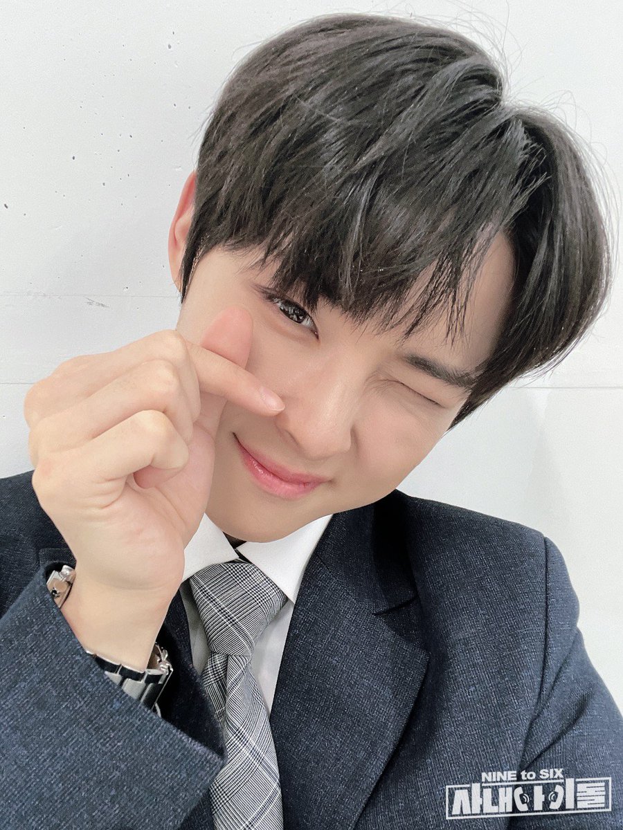 pagelab_studio's tweet photo. 직장인이 되고 싶다구요?
기다리고 있었습니다. 제대로 모시겠습니다.
#나인투식스 를 위해 준비한 직장인 체험기, 📋 사내아이돌 EP.1 📋
https://t.co/Ak3Cz1C6IT

#사내아이돌 @dkz_dy https://t.co/FKgmbKbwyf