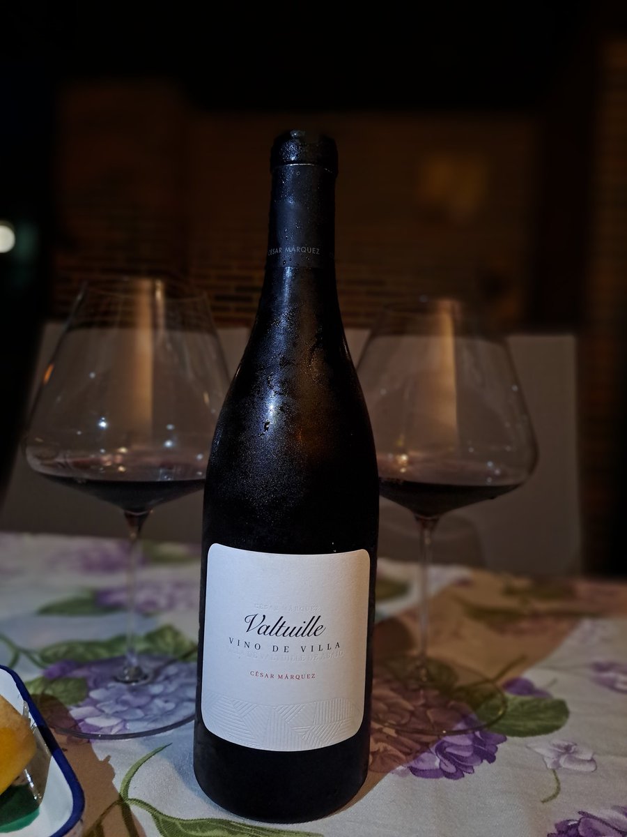 Día 187
Un día, un vi
Valtuille Vino de Villa 2019
Mencía 
Bierzo
.
.
#cesarmarquezperez
@mcruarua1
@RacodAnna
.
.
#dia187 #undiaunvi #racodanna #campdelx  #mencia #valtuilledeabajo #villafrancadelbierzo #leon #vinodevilla #bierzo