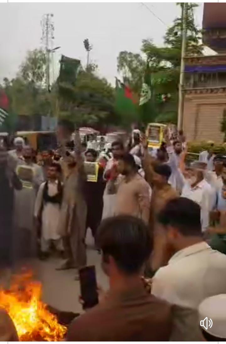 سکھر سے اطلاعات ہیں پاکستان سنی تحریک اور سپاہ شیطان کے درمیان احتجاجی مظاہرے وقت کارکنوں میں ہاتھا پائی ہوئی ہیں۔ سپاہ شیطان والے زبردستی سنی تحریک کے احتجاج میں شامل ہونا چاہتے تھے
#تحفظِ_قرآن_ہمارا_ایمان
#joinPST