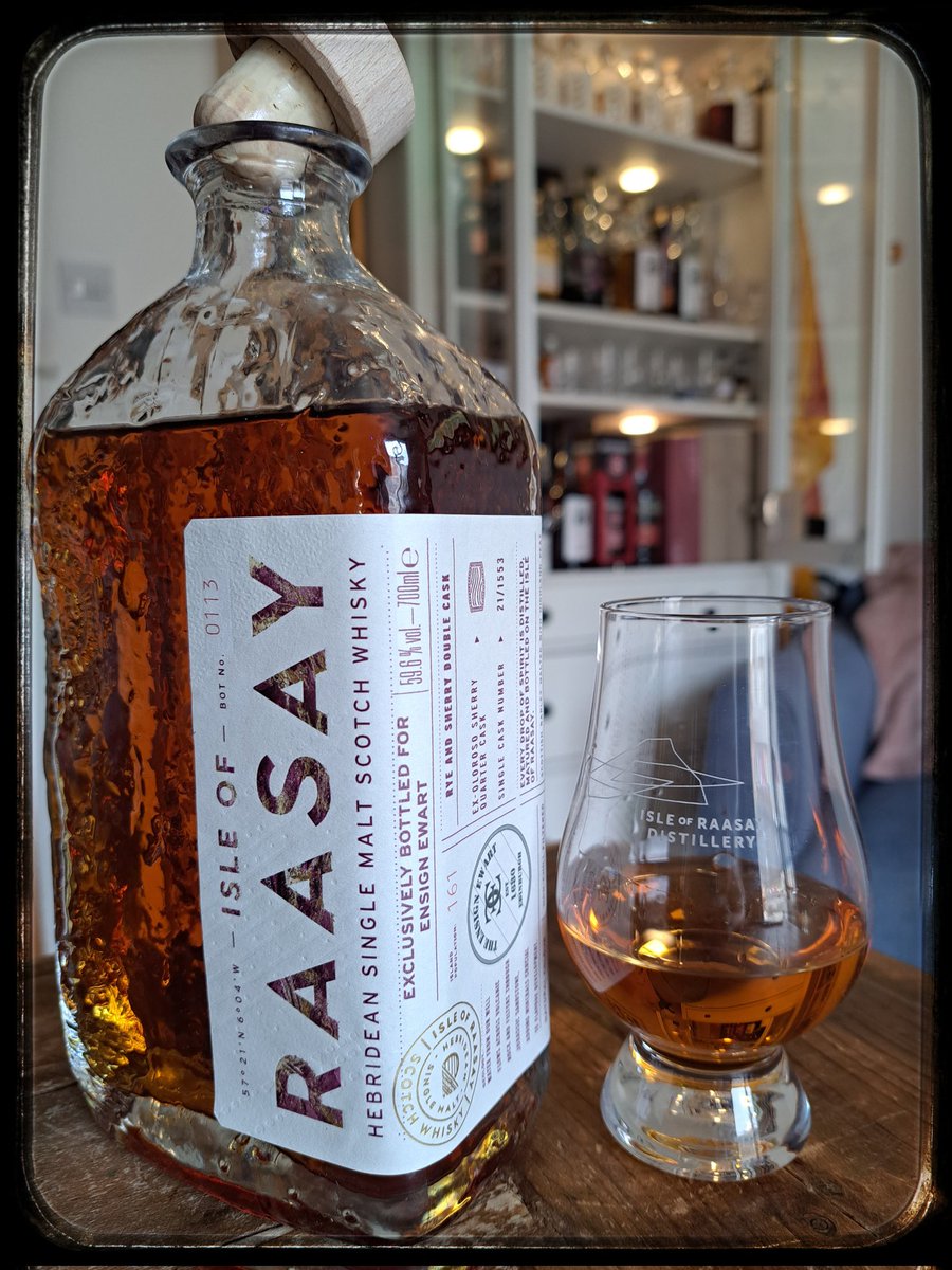 My first dram this fine Friday comes from the wee Isle again. This is a new one though, a single cask bottled for the Ensign Ewart bar, Edinburgh. An ex-Oloroso sherry quarter cask, bottled at 59.6%abv. 1st impressions...sweet, spicy, meaty, complex, another cracker! Slàinte 🥃