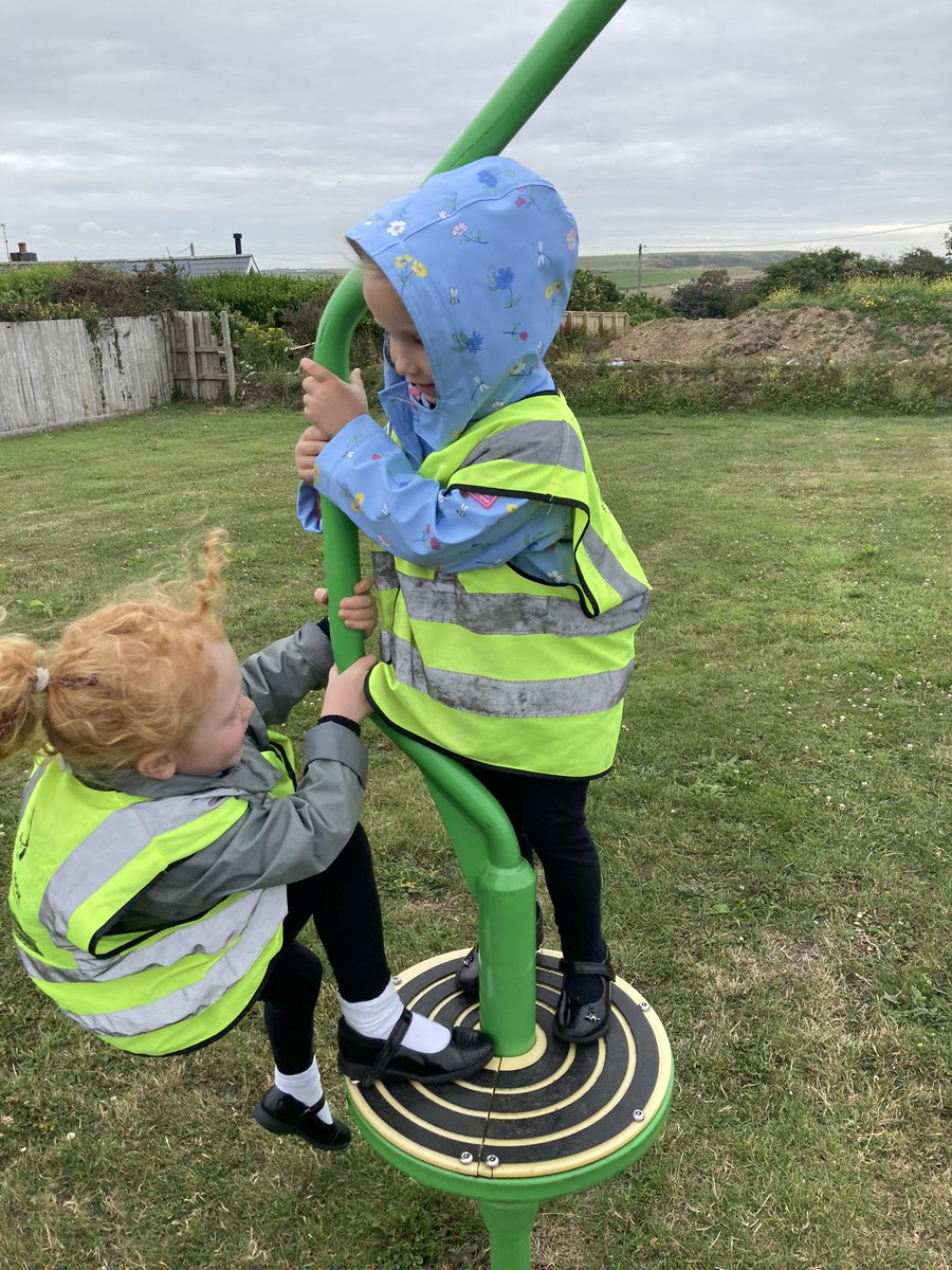 ypd_aidancampus's tweet photo. Rydym bob amser yn mwynhau ein amser draw yn y parc! 🤸🏼‍♂️🛝🥅
@Penrhyndewi #teamypdva🖤💛 https://t.co/6Nqo18Bskd