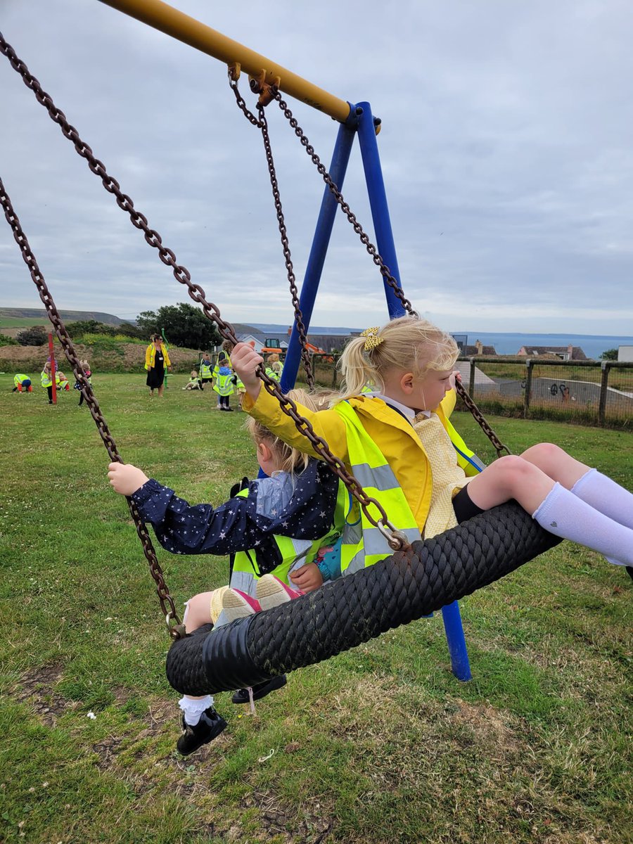 ypd_aidancampus's tweet photo. Rydym bob amser yn mwynhau ein amser draw yn y parc! 🤸🏼‍♂️🛝🥅
@Penrhyndewi #teamypdva🖤💛 https://t.co/6Nqo18Bskd