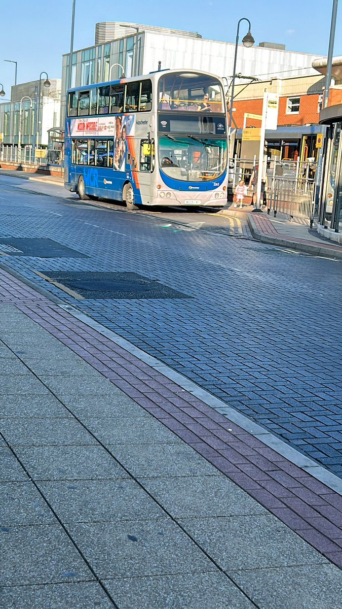 SomeCrazy97's tweet photo. 3263 on #gnw100 going #HollinsGreen https://t.co/MV8DbLUZFB