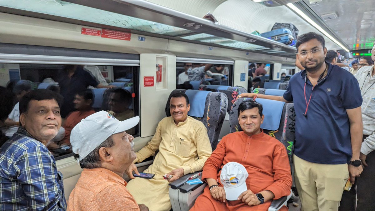 pravinmalibjp's tweet photo. જોધપુરથી અમદાવાદની વંદે ભારત ટ્રેનમાં પાલનપુરથી મહેસાણા સુધી મુસાફરીનો આનંદ લઈ, આ વિકાસના નવતર આયામના સાક્ષી બનવાનો અવસર પ્રાપ્ત થયો.

આ ટ્રેન દોડતી થતા નાગરિકોની મુસાફરી વધુ સરળ અને સુવિધાયુક્ત બનશે.

#VandeBharatExpress #Train #NarendraModi #PMModi #Bjp #Palanpur #MLA #BJP #Jodhpur #Ahmedabad #Rajasthan #Gujarat
