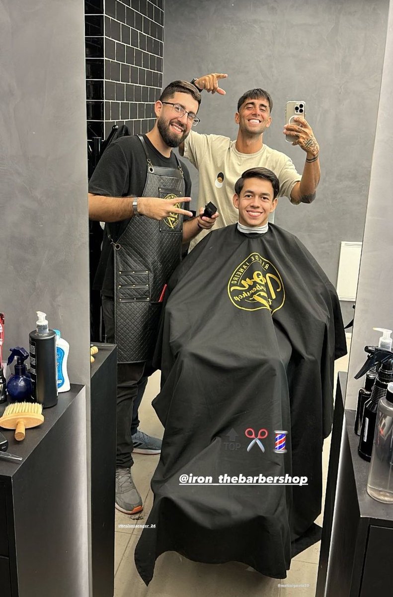 informafogo's tweet photo. O Di Plácido levou o Segovinha pra cortar o cabelo kkkkkkkkkkkkkkk. https://t.co/fRT31irrrC