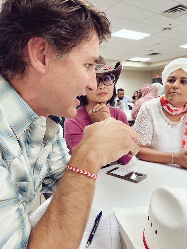 Great meeting with <a href="/JustinTrudeau/">Justin Trudeau</a> to discuss the future of STEM in Canada. Emphasized the need to support graduate student researchers w/ a living wage, ensuring world-class research &amp; talent retention. Let's continue to foster excellence in chem sci community.

<a href="/CIC_ChemInst/">Chemical Institute of Canada</a>