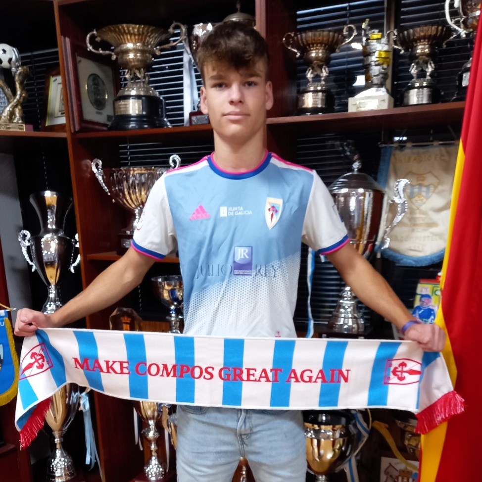 𝙓𝙐𝙑𝙀𝙉𝙄𝙇 𝘼 𝑪𝑶𝑴𝑷𝑶𝑺

✍️ HUGO LÓPEZ
⚽️ Dianteiro

🩵🤍 A primeira fichaxe do Xuvenil A da <a href="/SD_Compostela/">S.D. Compostela</a> de División de Honra chega dende o <a href="/EESTRADAFB/">EEFB</a>!!!

👏 Chega tras marcar 18 goles en Liga Galega e debutar co @EstradenseCd en Terceira!!!

#CanteiraPicheleira
