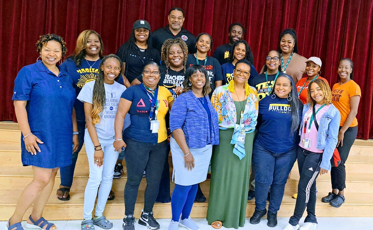 ssbraggs's tweet photo. The WCES Staff is ALL smiles on the last day of Summer Learning!!! #teachingcompleted #generaltestingcompleted #summertimeready 💯🎯 @FultonCoSchools
@RonMaxwellFCS1 @CJ_FCS_CAO https://t.co/VwdjFwMU3M