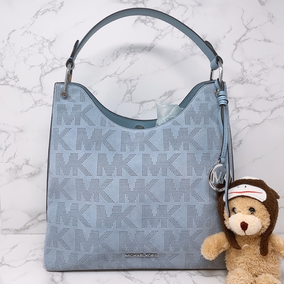 BrookeBelfry's tweet photo. So good I had to share! Check out all the items I'm loving on @Poshmarkapp #poshmark #fashion #style #shopmycloset #michaelkors #stylens #zimmermann: https://t.co/lPIZLFlF2R https://t.co/15Ax5IVg94