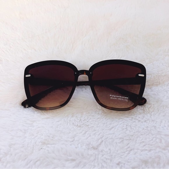 BrookeBelfry's tweet photo. So good I had to share! Check out all the items I'm loving on @Poshmarkapp #poshmark #fashion #style #shopmycloset #michaelkors #stylens #zimmermann: https://t.co/lPIZLFlF2R https://t.co/15Ax5IVg94
