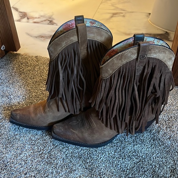 So good I had to share! Check out all the items I'm loving on <a href="/Poshmarkapp/">Poshmark</a> #poshmark #fashion #style #shopmycloset #ariat: posh.mk/GtWSMPflfBb