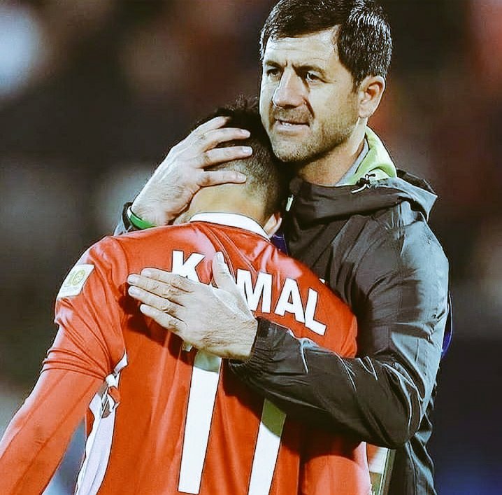 کریم باقری از اون تیپ ادما و رفیقاس که وقتی میبری و برنده میشی کاری به کارت ندارن و سهمی نمیخوان ولی وقتی باخت میدی تا تهش باهات میمونن و دنگ رفاقتشون رو نقد پرداخت میکنن

ببخشید رفیق روزای سختمون بودی ولی ما داریم نبودن و حذف شدنت رو زندگی میکنیم ...

#کریم_باقری