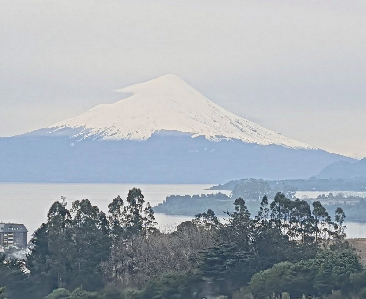 AdolfoAustral's tweet photo. Como decía mi abuelita frutillarina, volcán con sombrero, lluvia o aguacero...y no falla. @puertovarasorg @FrutillarMuni @agtpll #volcanosorno #lagollanquihue https://t.co/usyW0p8nZS