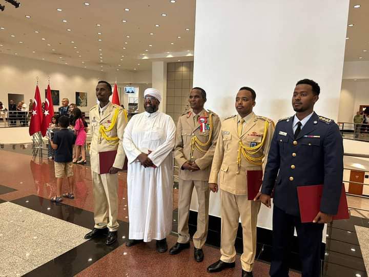 SONNALIVE's tweet photo. Turkish President Recep Tayyip Erdoğan @RTErdogan concluded the passing out ceremony for eight Somali officers who completed their training and graduated from the College of Land, Sea, and Air Officers. #Somalia #Turkiye https://t.co/HoSfBbS2RJ