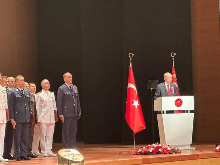 SONNALIVE's tweet photo. Turkish President Recep Tayyip Erdoğan @RTErdogan concluded the passing out ceremony for eight Somali officers who completed their training and graduated from the College of Land, Sea, and Air Officers. #Somalia #Turkiye https://t.co/HoSfBbS2RJ