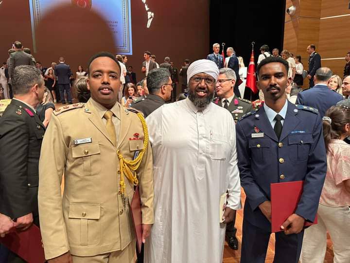 SONNALIVE's tweet photo. Turkish President Recep Tayyip Erdoğan @RTErdogan concluded the passing out ceremony for eight Somali officers who completed their training and graduated from the College of Land, Sea, and Air Officers. #Somalia #Turkiye https://t.co/HoSfBbS2RJ