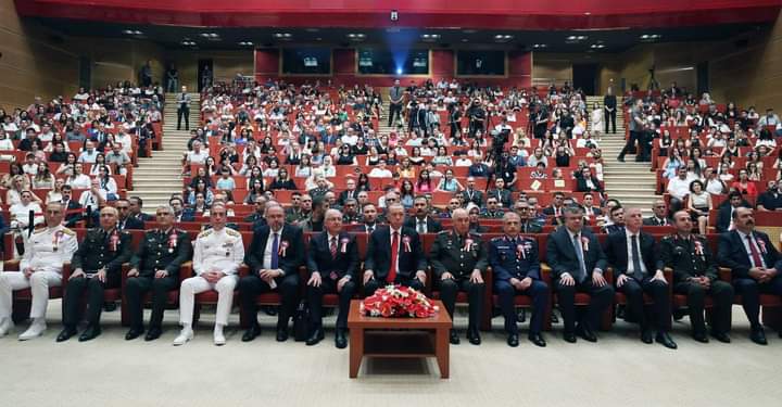SONNALIVE's tweet photo. Turkish President Recep Tayyip Erdoğan @RTErdogan concluded the passing out ceremony for eight Somali officers who completed their training and graduated from the College of Land, Sea, and Air Officers. #Somalia #Turkiye https://t.co/HoSfBbS2RJ