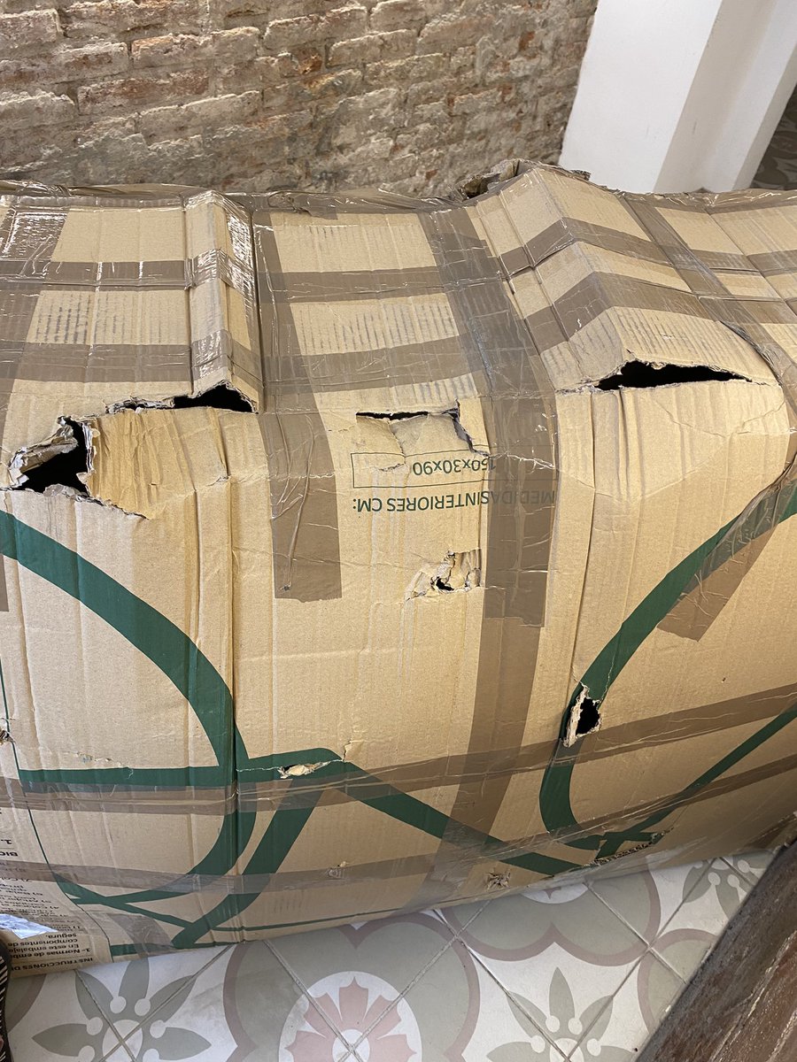 miripale's tweet photo. Lamentable el estado en el que llega mi envío con @GLS_Spain. Según el mensajero es que “se han chafado un poco”. Encima le decimos que viene en mal estado y nos dice que si se lleva las cajas como vacilándonos. No volveré a usar este servicio https://t.co/NKKQ4NF8qD