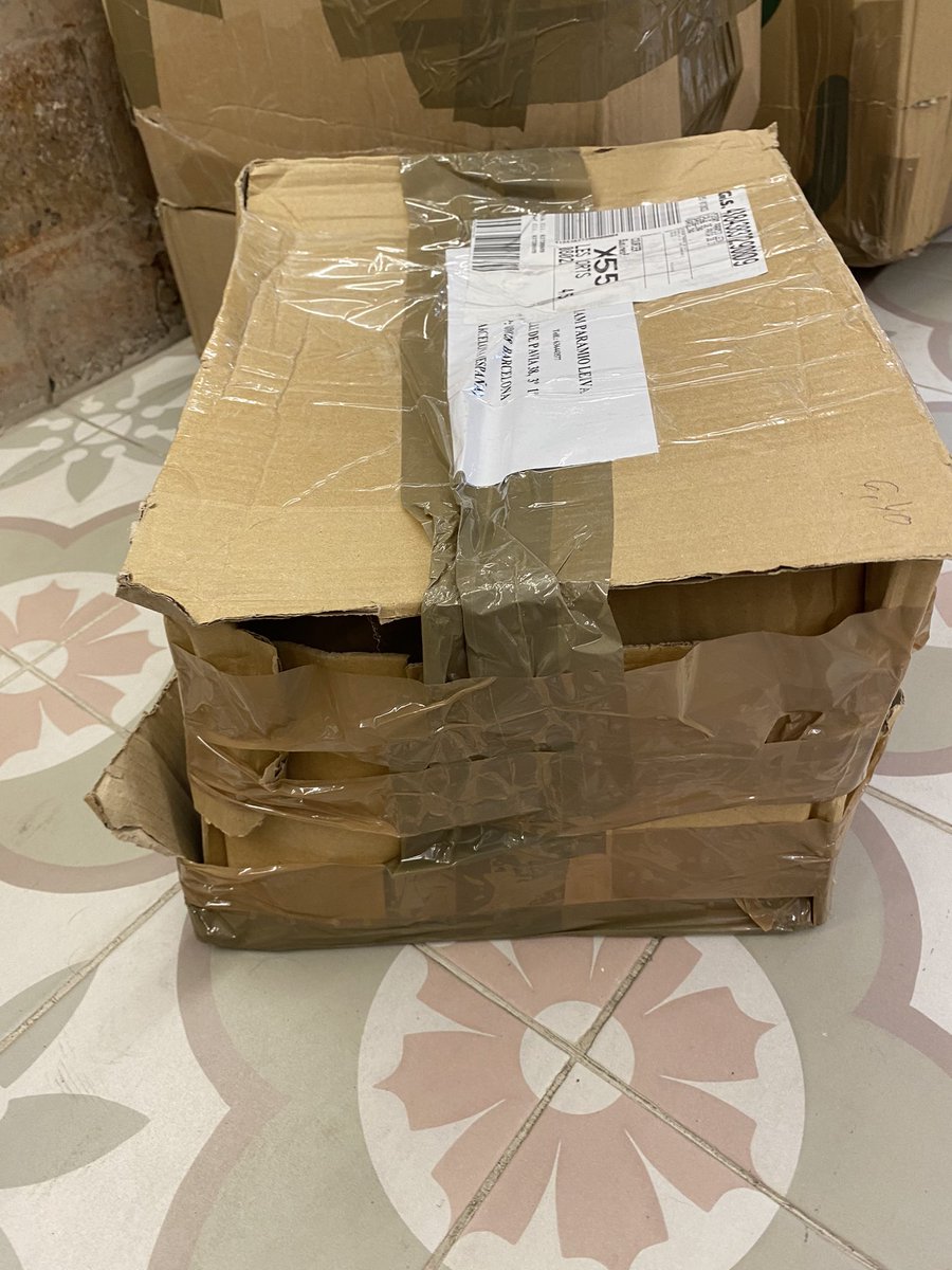 miripale's tweet photo. Lamentable el estado en el que llega mi envío con @GLS_Spain. Según el mensajero es que “se han chafado un poco”. Encima le decimos que viene en mal estado y nos dice que si se lleva las cajas como vacilándonos. No volveré a usar este servicio https://t.co/NKKQ4NF8qD