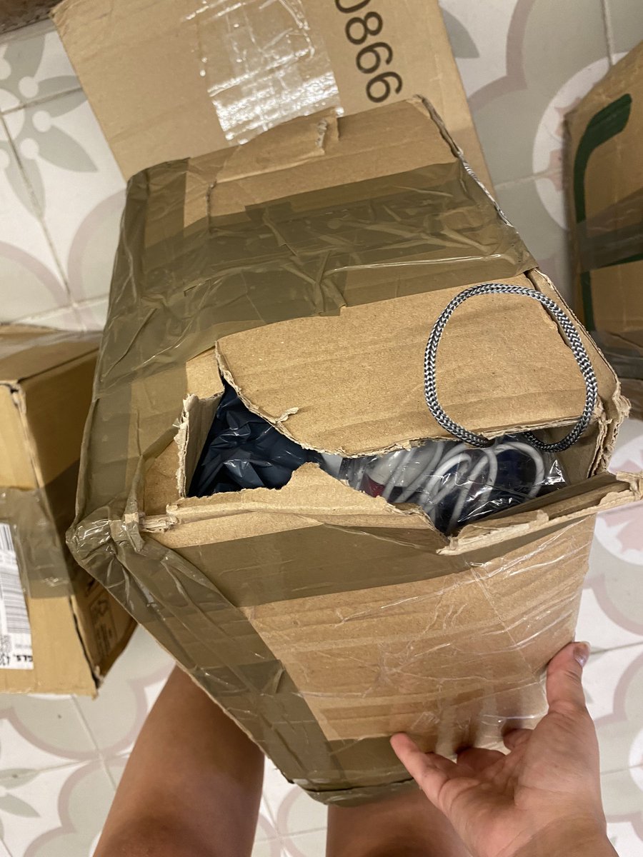 miripale's tweet photo. Lamentable el estado en el que llega mi envío con @GLS_Spain. Según el mensajero es que “se han chafado un poco”. Encima le decimos que viene en mal estado y nos dice que si se lleva las cajas como vacilándonos. No volveré a usar este servicio https://t.co/NKKQ4NF8qD
