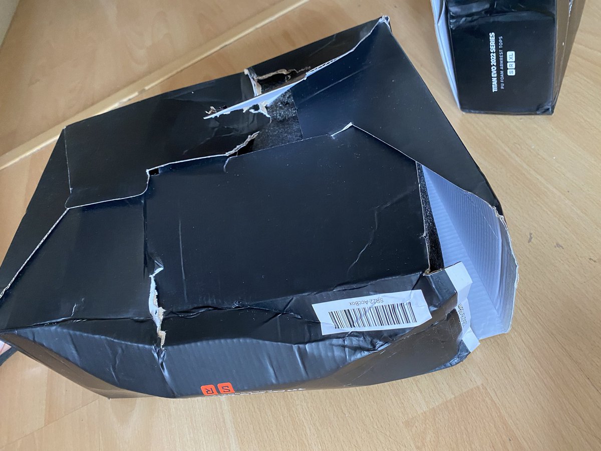 miripale's tweet photo. Lamentable el estado en el que llega mi envío con @GLS_Spain. Según el mensajero es que “se han chafado un poco”. Encima le decimos que viene en mal estado y nos dice que si se lleva las cajas como vacilándonos. No volveré a usar este servicio https://t.co/NKKQ4NF8qD