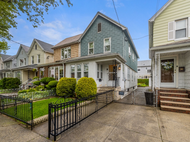MaguireRealty's tweet photo. #OpenHouse July 9 from 12-1pm 5919 Ave O Brooklyn
1 family. 3 br's & 2.5 baths in #OldMillBasin. EIk. Nice size rooms. Fin Basement. $695,000 #ForSale #brooklyn #BayRidge #realtor #NYC @nytimes @barstoolsports @nypost @NYPDnews @nycgov https://t.co/msUSd0Ejio