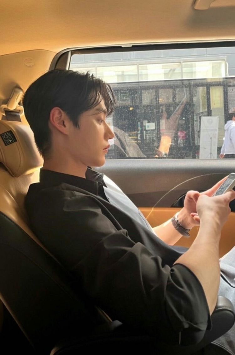 มัวตอบใครอยู่ พาไปกินข้าวได้แล้ว