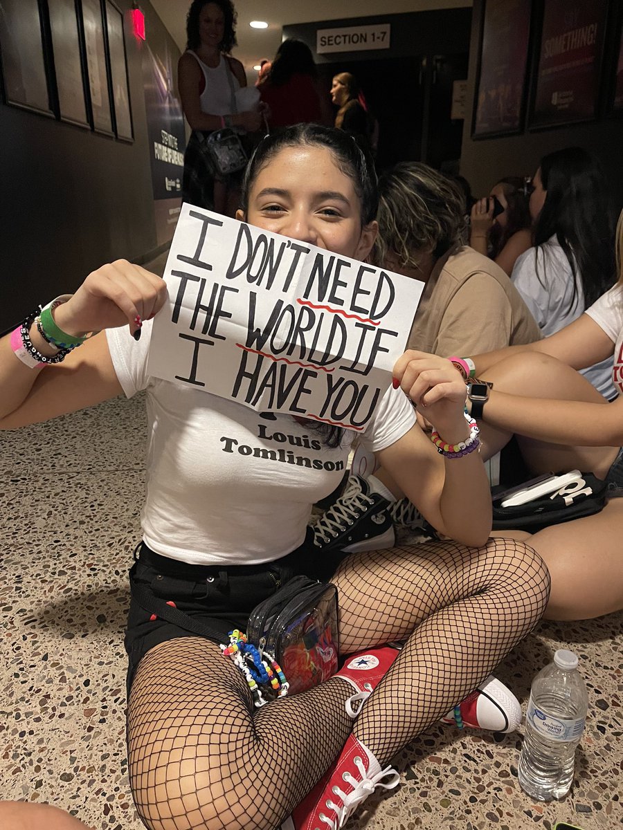 TPWK_Angela28's tweet photo. Another angle of Louis reacting to my sign!
#FITFPhoenix #FITFWorldTour #LouisTomlinson https://t.co/q1W5qgnDTl