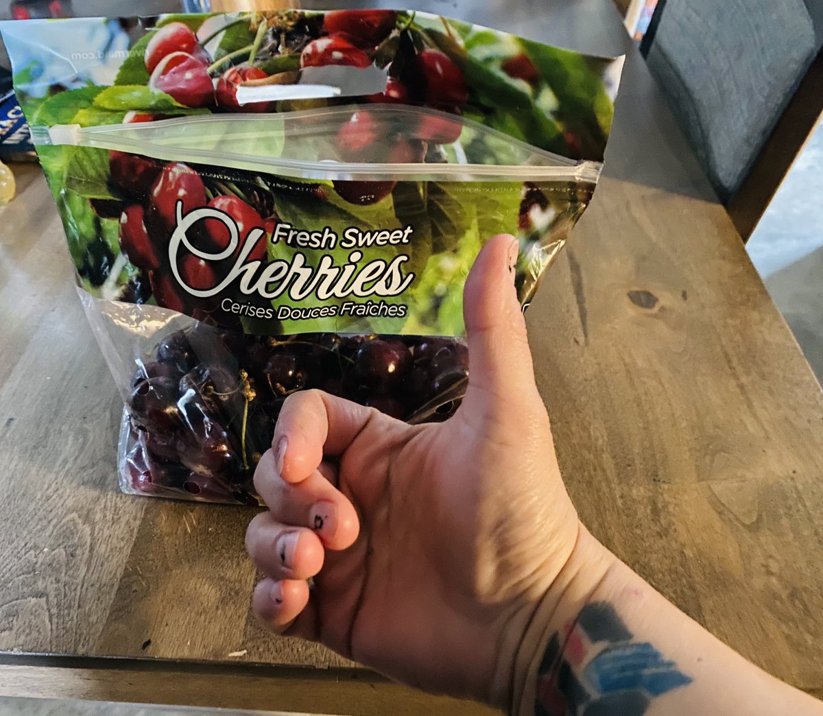 firstappleeat's tweet photo. @Schwarzenegger Des cerises 🍒 mon beau Arnold!! https://t.co/JVmLA2gDGY