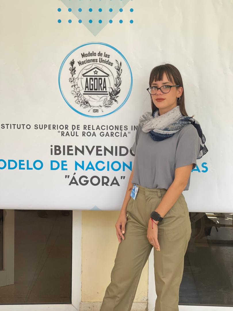 Desde luego😃, una excelente oportunidad para aprender y disfrutar del multilateralismo🌐
Si yo fuera tú, correría a inscribirme😏
Les dejo un recuerdito👇
El año pasado de periodista👩‍💻 y este de delegada🤩 <a href="/AgoraISRI_Cuba/">Ágora</a> 
<a href="/shylatorres/">𝒔𝒉𝒚𝒍𝒂 🇵🇸</a> 
<a href="/crespo_jeniffer/">Jeniffer Medina Crespo</a>