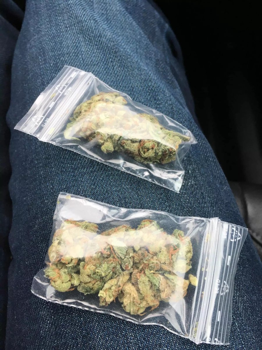mir96793508's tweet photo. Alors je vien te livrer ou du vrai herbe 🌿 disponible livraison 🚚 fusée 🔥🚬🚬 https://t.co/t3Y7Js92YH