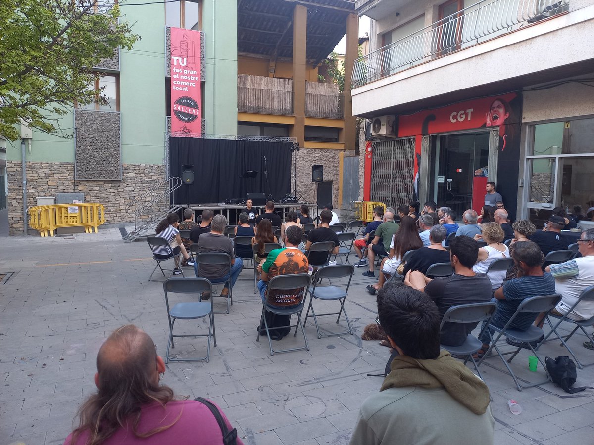 cgtsallent's tweet photo. Avui presentació del llibre "Antifeixistes" de @Miquel_R a #Sallent

Tot seguit sopar de pinxos, begudes a la barra i concert de Pà Torrat https://t.co/FtAOxDUM4O