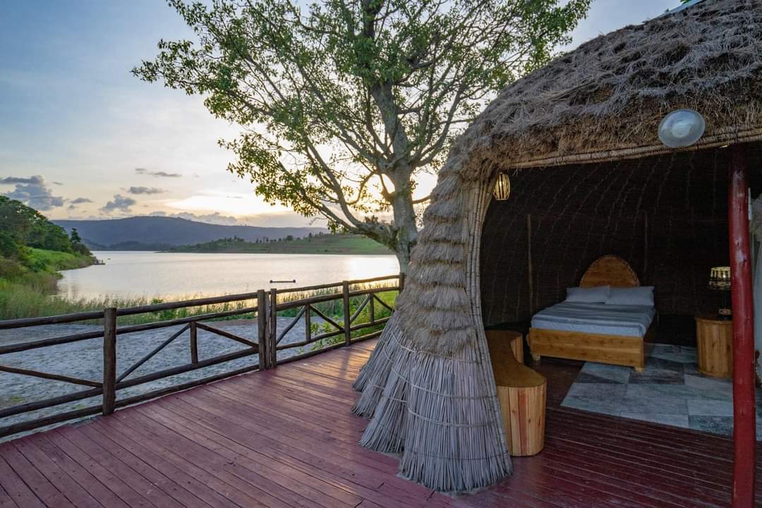 PearlGossip1's tweet photo. Paradise Eco-Hub Resort- Lake Bunyonyi is you Idea Hideout located within Byoona Amagara Island! No difference from wat you see in the photos!
Don't get surprised sleeping in a nest cave if it's your first time, it will give you unforgettable experience! 
#TraveUg
#PearlGossip https://t.co/hjnuen5Vun