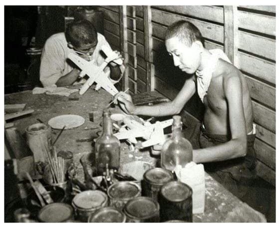 Dos soldados japoneses que al terminar la guerra utilizaron su hobby, el modelismo, como forma de vida. Empezaron su negocio en un sótano. Hoy su empresa  es la más grande del mundo de las maquetas. Los soldados son  Sujiro y Neghoshi Tamiya. Si llegamos a 100 likes haré fotos a