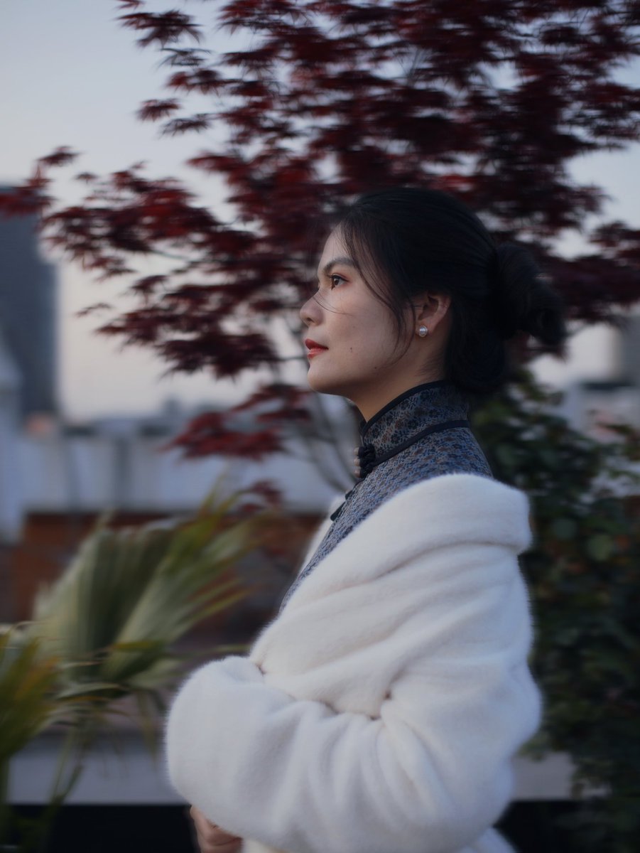 爱是占有？爱不是占有。对我而言称得上爱的，一定是无欲无求的，欣赏的，自由的。占有欲这种东西，只对我的私人所属物存在。或许在有些人看来这就是爱，但我不是的。只是对一件物品控制权的争夺。