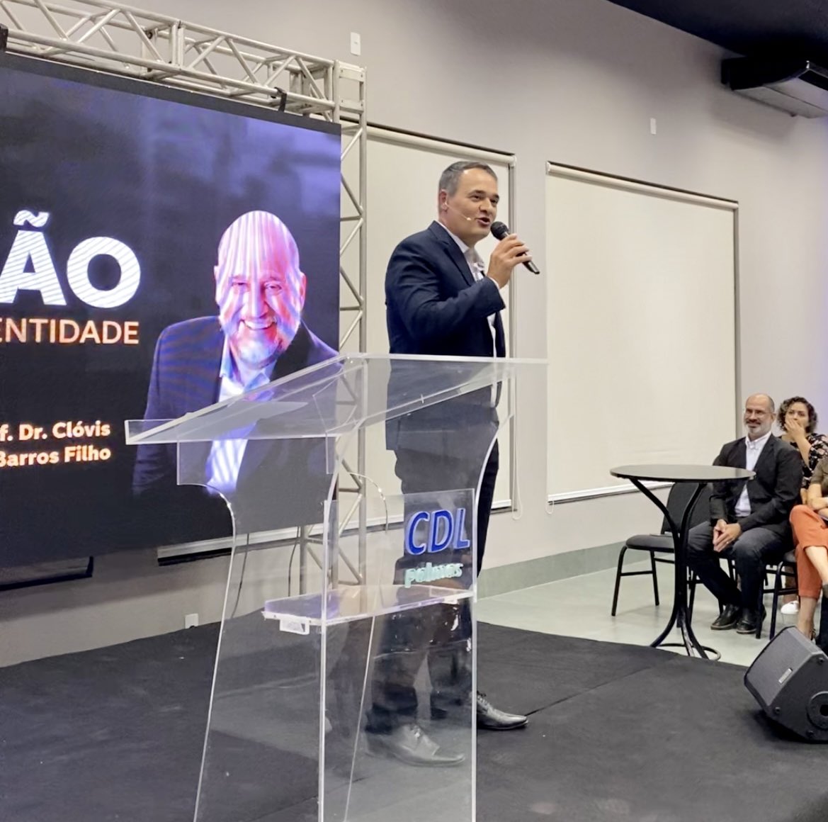 cdldepalmas's tweet photo. Uma noite memorável! A palestra com o Prof. Dr. Clóvis de Barros Filho foi um verdadeiro sucesso, contando com a presença de autoridades e um público incrível de cerca de 500 pessoas. O evento também celebrou a reinauguração do Espaço CDL, comemorando os 30 anos da entidade. https://t.co/4Pc9nElAvi