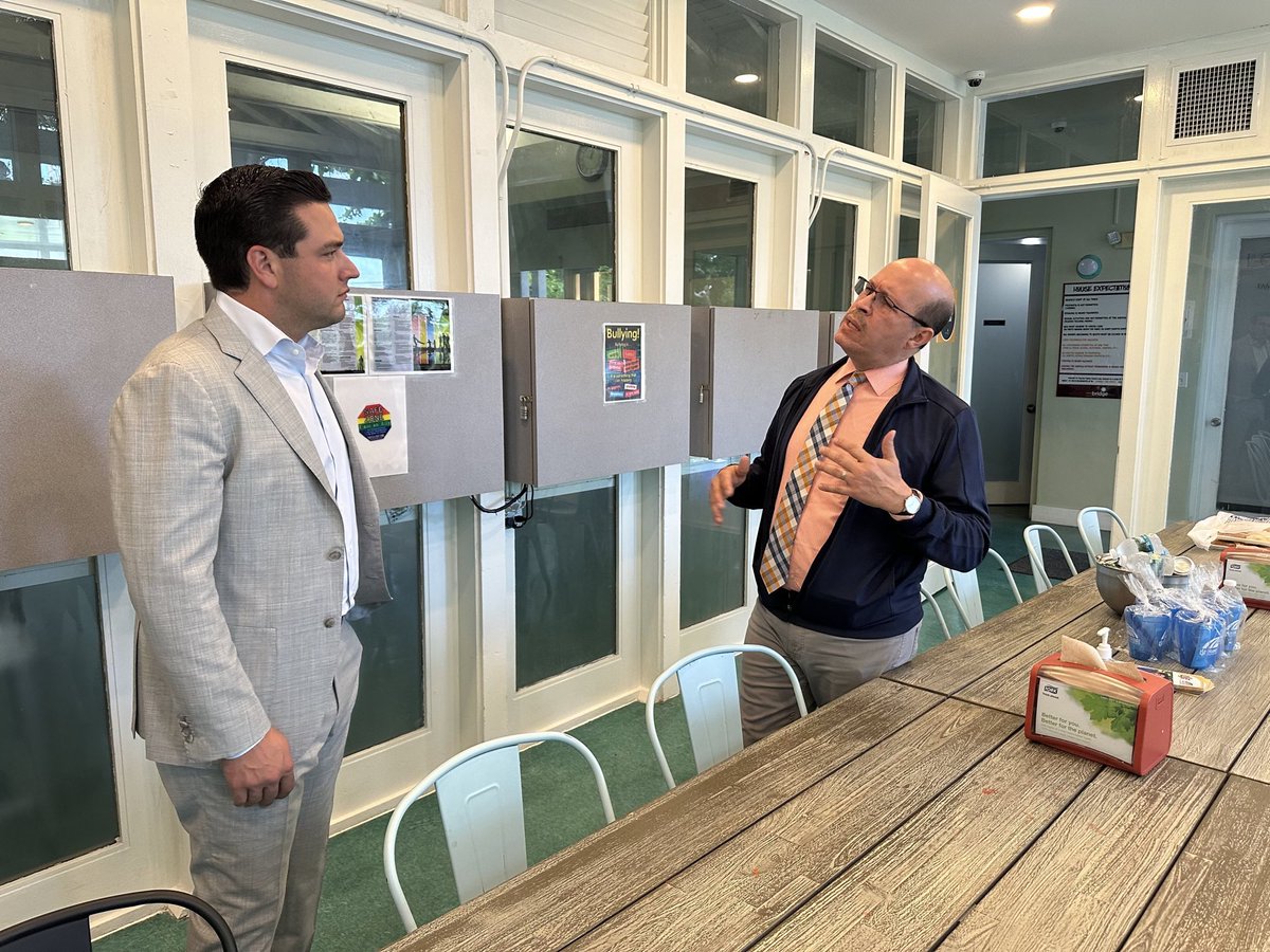 AmbCabrera's tweet photo. Just had an incredible visit to @MiamiBridge , the 24-hour emergency shelter for children and teens in crisis. 

For over 30 years, this non-profit has rescued and provided refuge to youth, preventing victimization and crime. Truly inspiring work! 

#MiamiBridge #FlaPol #DadeFirst