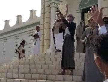 هذا عمي عمر بخضر ، اعرفه جيدا ، والاهم من معرفتي، أن سيئون ومنطقة مدوده ومعظم مناطق الوادي تعرفه ، وتشهد له بانه رجل عصامي ورجل خير وإحسان .
العم عمر لم يستولي على مطار سيىئون كما فعل صادق، ولم يسرق ابار النفط في الخشعة..فلماذا اطلق عليه النار مسلحو (الوطني)؟

 #يوم_الارض_الجنوبي