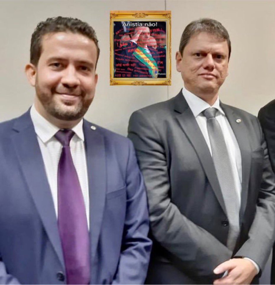 estermarquesaa's tweet photo. Segura essa, direita! Janones elogiou e chamou Tarcísio de companheiro 🤦🏻‍♀️ https://t.co/31l2WHKjbG